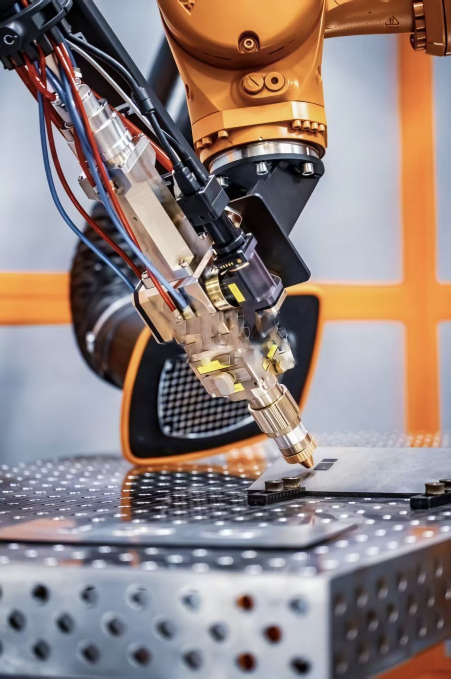 AI赋能打磨机器人新范式：从“参数依赖”到“工艺自进化”的系统跃迁——浙江新控如何构建工业打磨的长期智能能力